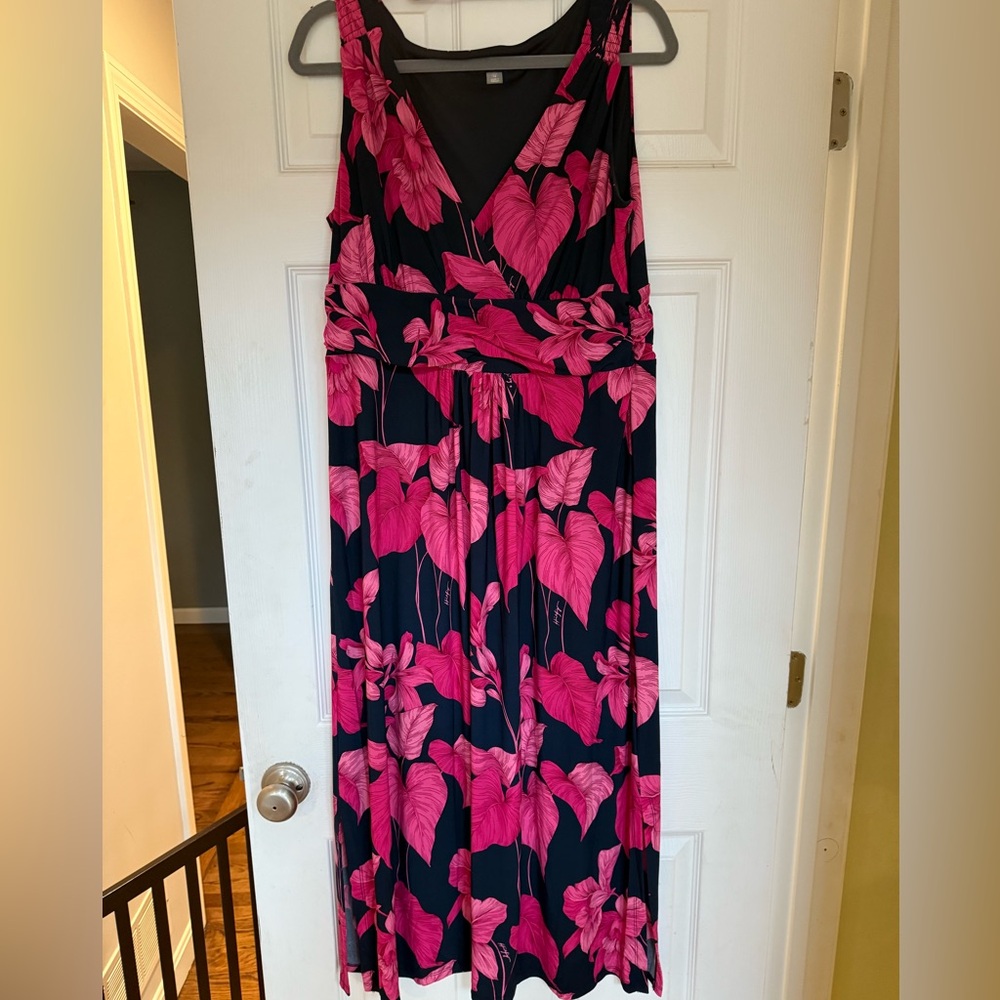 Like new! Vibrant Pink Leaf Print Maxi Dress